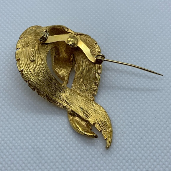 Vintage Signed Coro Yellow Gold Tone Brooch - Picture 2 of 7